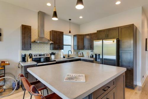 Spacious Home 5 Min to Broadway, Sleeps 12! in Nashville, USA