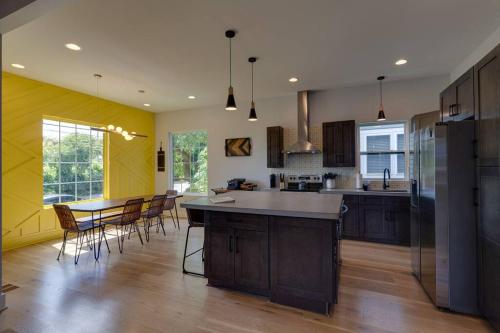 Spacious Home 5 Min to Broadway, Sleeps 12! in Nashville, USA