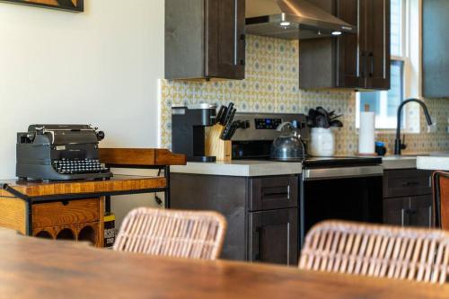 Spacious Home 5 Min to Broadway, Sleeps 12! in Nashville, USA