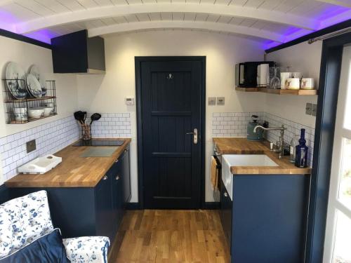 virtuve, The Drift Shepherds Hut in Melvaig