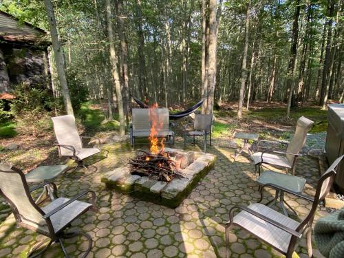 Luxurious Chalet in Arrowhead Lakes Exclusive Community, hammock, firepit, hot tub, pools, lakes, ski in Pocono Lake, USA