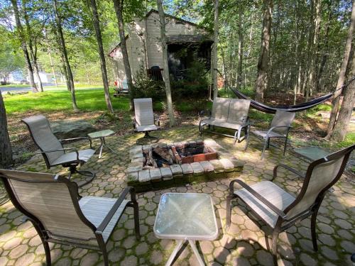 Luxurious Chalet in Arrowhead Lakes Exclusive Community, hammock, firepit, hot tub, pools, lakes, ski in Pocono Lake, USA