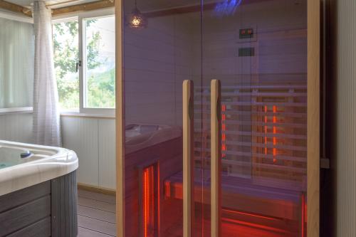 Karstais baseins, Tiny House Kety in Krupa