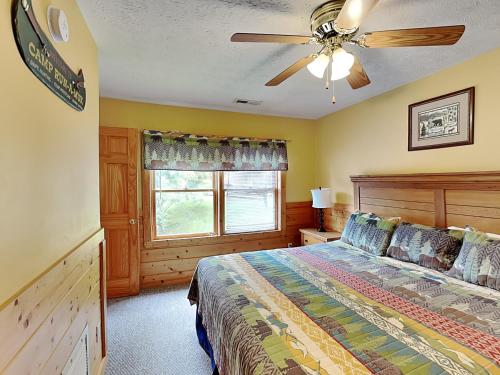 Trail’s End 2 Bedrooms Hot Tub Jetted Tub Gas Fireplace Sleeps 8 - image 2