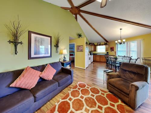 Smoky Mountain Dreams 3 Bedrooms Pool Access Hot Tub WiFi Sleeps 7 - image 13