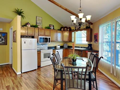 Smoky Mountain Dreams 3 Bedrooms Pool Access Hot Tub WiFi Sleeps 7 - image 11