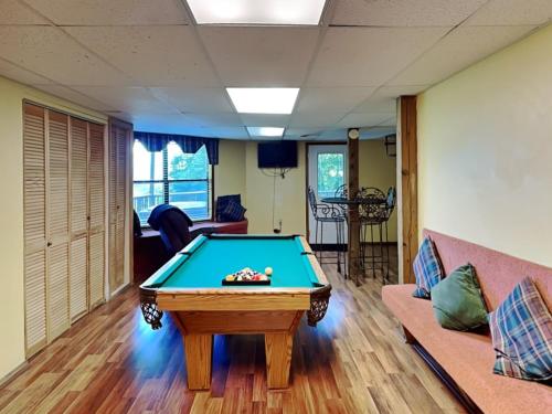 Smoky Mountain Dreams 3 Bedrooms Pool Access Hot Tub WiFi Sleeps 7 - image 2
