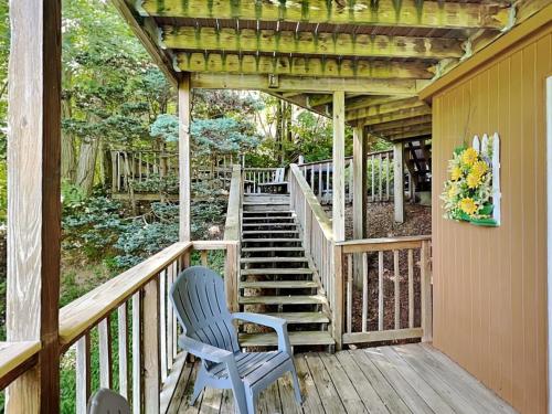 Smoky Mountain Dreams 3 Bedrooms Pool Access Hot Tub WiFi Sleeps 7 - image 12