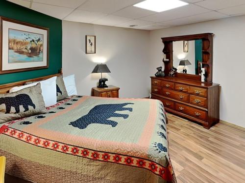 Smoky Mountain Dreams 3 Bedrooms Pool Access Hot Tub WiFi Sleeps 7 - image 14