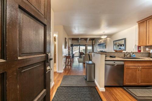 2BR Mins to Alpine Base Area at Palisades in Alpine Meadows (CA)