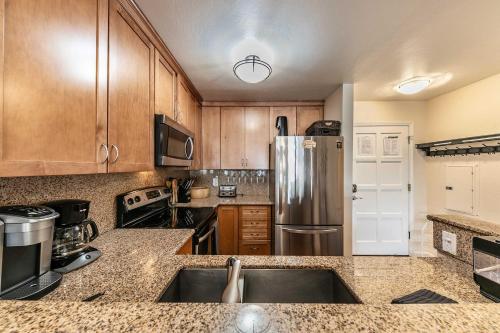 2BR Mins to Alpine Base Area at Palisades in Alpine Meadows (CA)