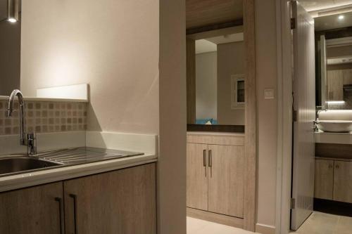 Palm Jumeirah Seven Palm 1 Bedroom with infinity pool and Palm jumeirah beach, Dubai (Foto 4)