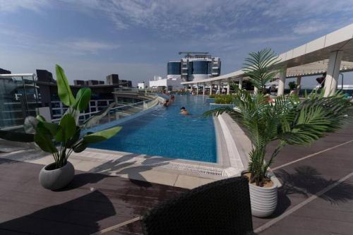 Palm Jumeirah Seven Palm 1 Bedroom with infinity pool and Palm jumeirah beach, Dubai (Foto 5)