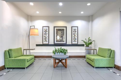 Holiday Inn Express Hotel & Suites Clute-Lake Jackson an IHG Hotel - image 11