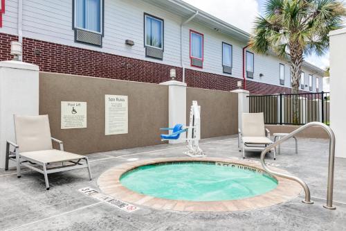 Holiday Inn Express Hotel & Suites Clute-Lake Jackson an IHG Hotel - main image