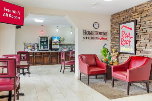 HomeTowne Studios by Red Roof Huntsville - Madison in Madison, USA
