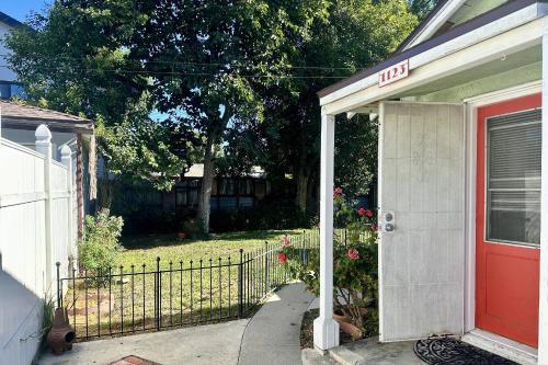 Persimmon Cottage in Burbank, USA
