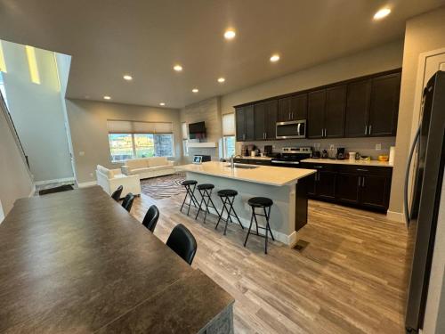 New Modern Contemporary House by The Airport and Gaylord Resort in Aurora, USA