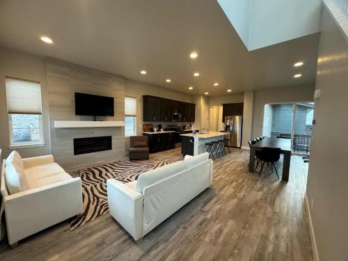 New Modern Contemporary House by The Airport and Gaylord Resort in Aurora, USA