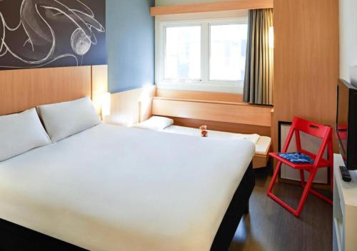 Standard Queen Room with Child Bed image 4