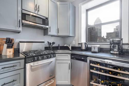Gorgeous & Bright 3BDR & 1BTH in Midtown Manhattan in New York, USA