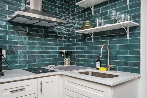 Konyha, Unwind in a Modern Suite in Summerhill-Peoplestown in Peoplestown