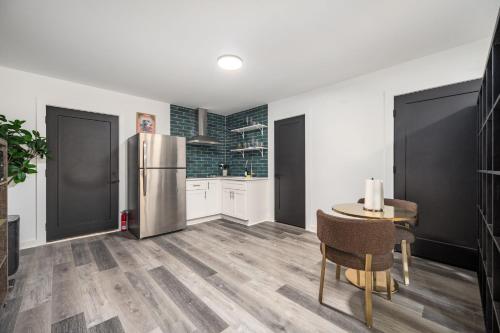 Konyha, Unwind in a Modern Suite in Summerhill-Peoplestown in Peoplestown