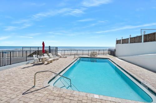 Oceanfront Daytona Beach Condo with Shared Pool - image 2