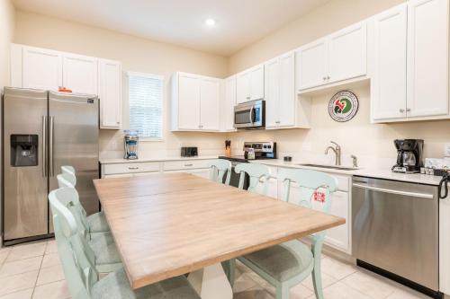 Comfy Cottage near Disney with Hotel Amenities at Margaritaville 8029SB - main image
