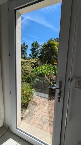 Logement indépendant calme proche de Nantes avec jardin (Logement independant calme proche de Nantes avec jardin) in แทรลิเย