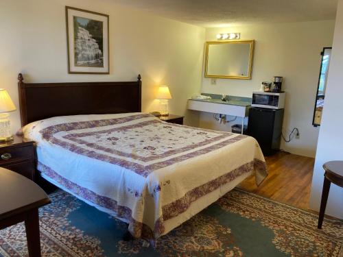 Golden Knight Inn and Suites in Rock Stream, USA