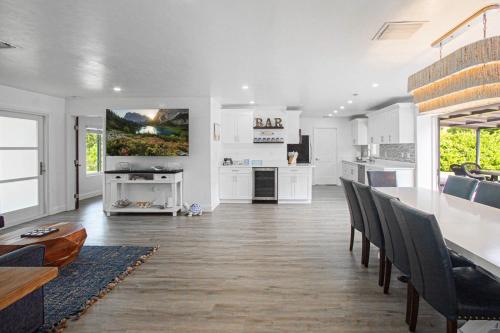 Naples Escape w/ Furnished Patio & Private Pool! in Kelet-Naples