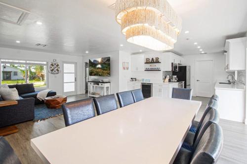Naples Escape w/ Furnished Patio & Private Pool! in Kelet-Naples