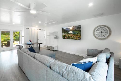 Naples Escape w/ Furnished Patio & Private Pool! in Kelet-Naples