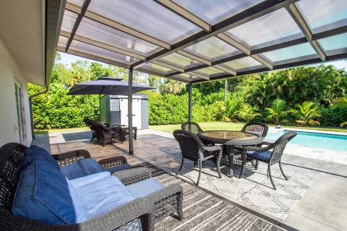 Naples Escape w/ Furnished Patio & Private Pool! in Kelet-Naples
