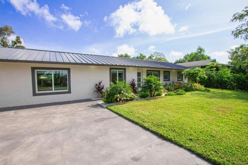 Naples Escape w/ Furnished Patio & Private Pool! in Kelet-Naples