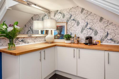 Beautiful Victorian Apartment close to the Botanical gardens Free parking! - image 12