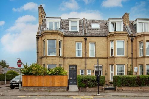 Beautiful Victorian Apartment close to the Botanical gardens Free parking! - image 11