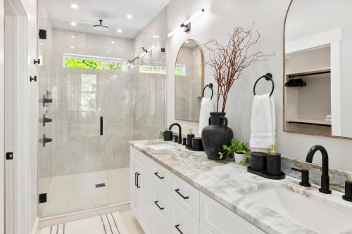 New, Luxury, Secluded, Breathtaking Mountain Views in Hendersonville, USA