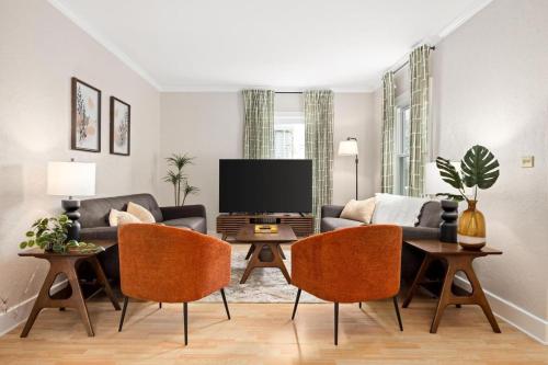 Cozy Mid Century Oasis with 2 KING beds in Peoria, USA
