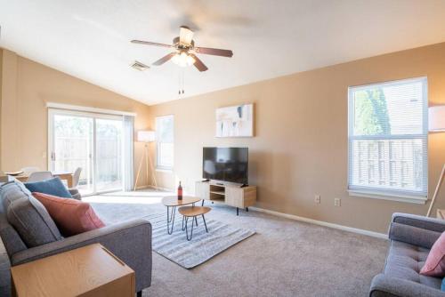 GRAUHAUS Tasteful 3BD with KING bed in Pekin in Pekin (IL)