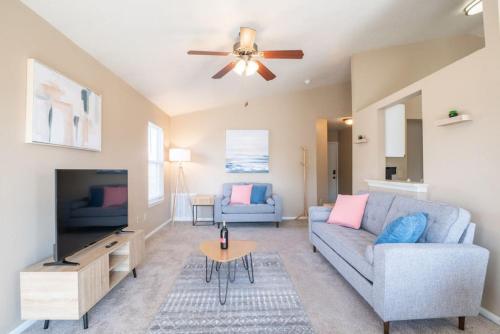 GRAUHAUS Tasteful 3BD with KING bed in Pekin in Pekin (IL)