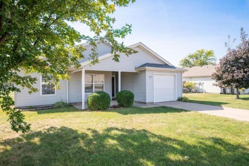 GRAUHAUS Tasteful 3BD with KING bed in Pekin in Pekin (IL)
