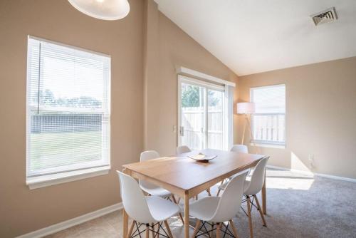 GRAUHAUS Tasteful 3BD with KING bed in Pekin in Pekin (IL)
