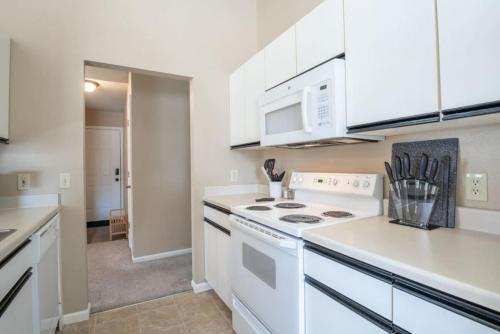 GRAUHAUS Tasteful 3BD with KING bed in Pekin in Pekin (IL)