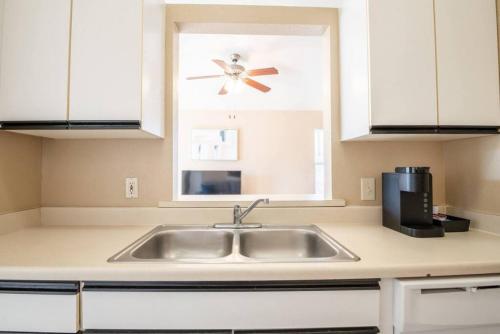 GRAUHAUS Tasteful 3BD with KING bed in Pekin in Pekin (IL)