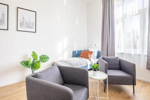 Central - Cute and Comfy Home - image 9