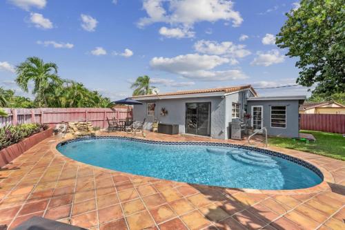 NEW Cannon Ball Bungalow Family Fun 15min to Beach in Fort Lauderdale, USA