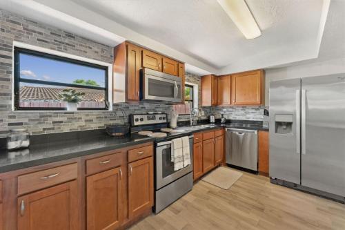 NEW Cannon Ball Bungalow Family Fun 15min to Beach in Fort Lauderdale, USA