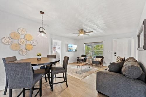 NEW Cannon Ball Bungalow Family Fun 15min to Beach in Fort Lauderdale, USA